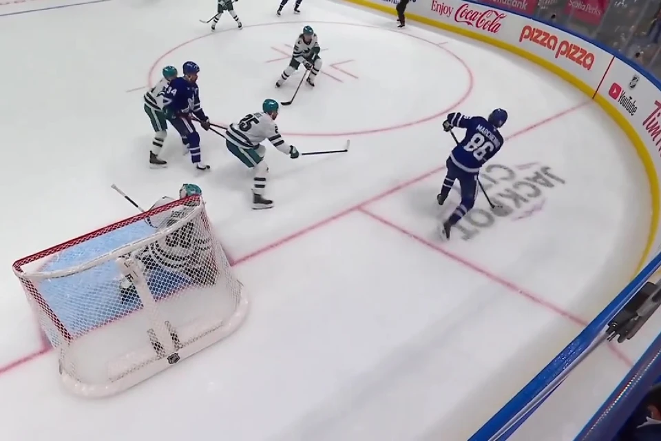 Марченко (№86) отдал передачу из-за ворот. Скриншот видео NHL
