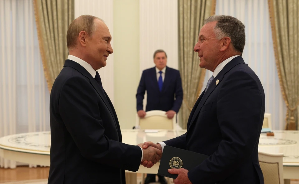 Путин рукопожатием поприветствовал спецпосланника президента США Уиткоффа. Фото: Kremlin Pool/GLOBAL LOOK PRESS