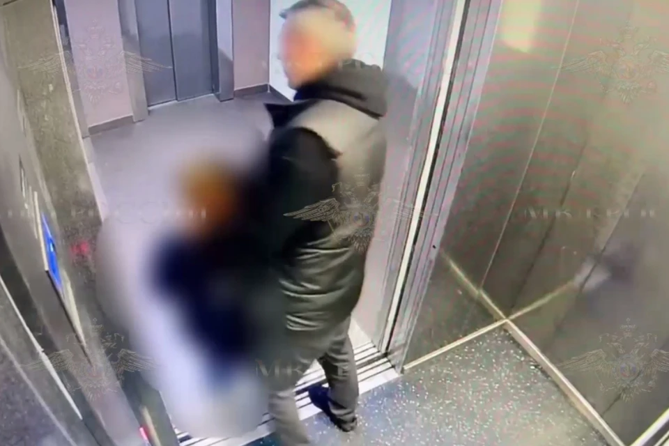 МВД показало видео попытки похищение девочки в подъезде в Петербурге. Фото: t.me/IrinaVolk_MVD