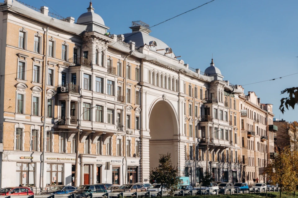 В Петербурге завершают ремонт крыши исторического дома на Чёрной речке. Фото: Смольный