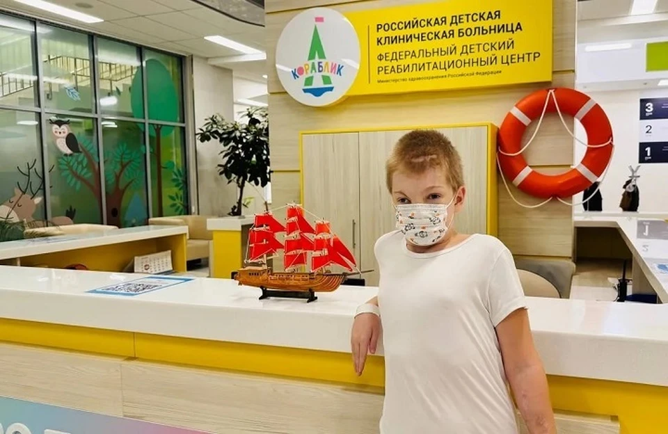 Валя Королев пережил 10 операций на лице. Фото: РДКБ