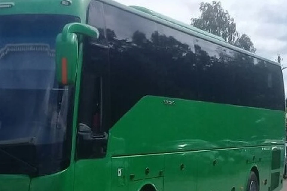 На автодороге в районе села Маломихайловка утром вследствие атаки FPV-дрона поврежден пассажирский автобус.