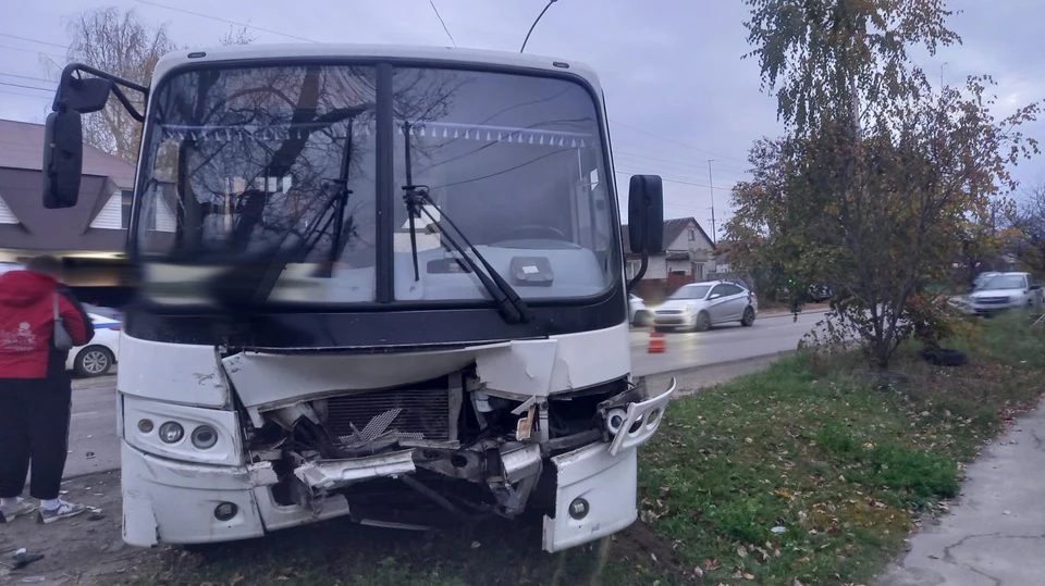 Иномарка врезалась в автобус