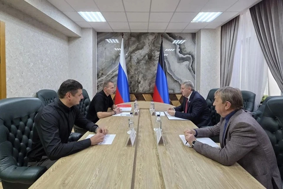 Премьер-министр ДНР Андрей Чертков провел рабочую встречу с заместителем Председателя Правительства Челябинской области Юрием Подшиваловым. Фото: ТГ/Чертков