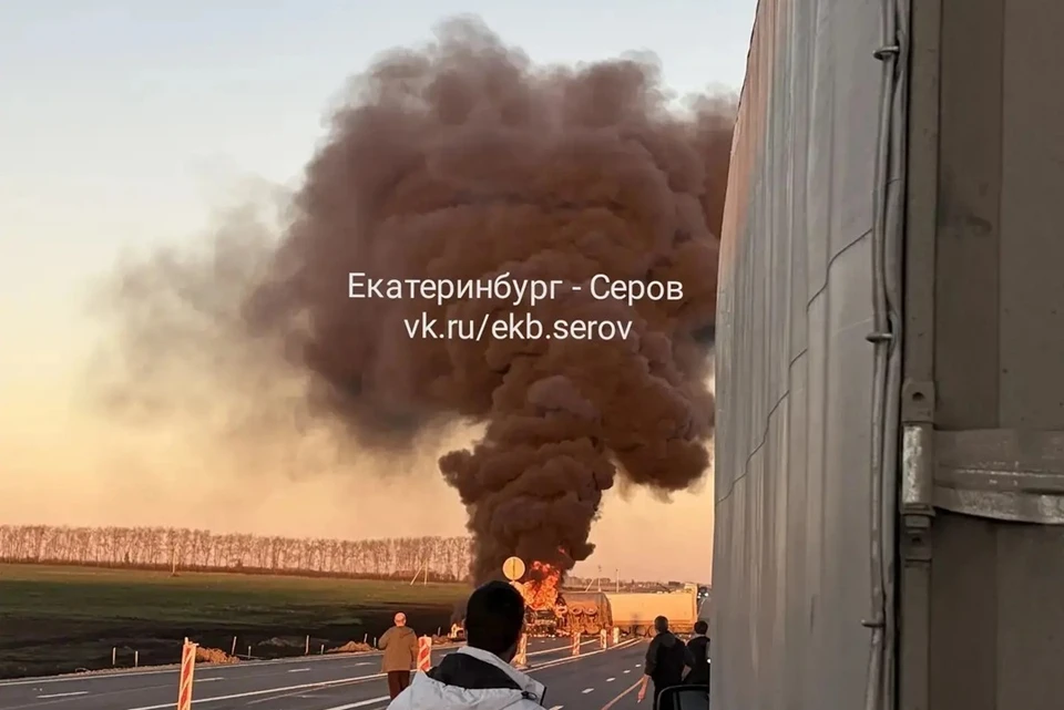 При столкновении фуры загорелись. Фото: канал «Екатеринбург – Серов»