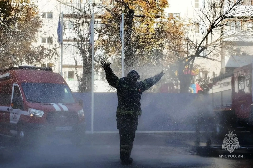 В честь его ухода коллеги устроили традиционный ритуал и облили офицера водой из пожарного рукава