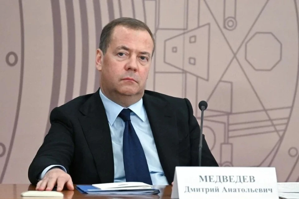 Медведев предупредил о рисках утечки данных через западные нейросети