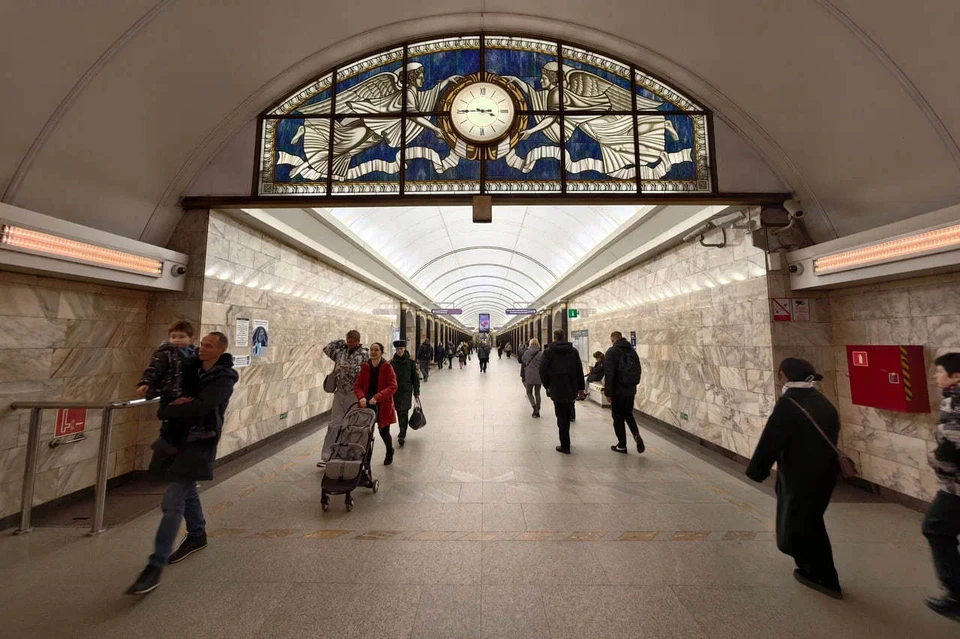 Женщина зацепилась одеждой при выходе на станции метро.