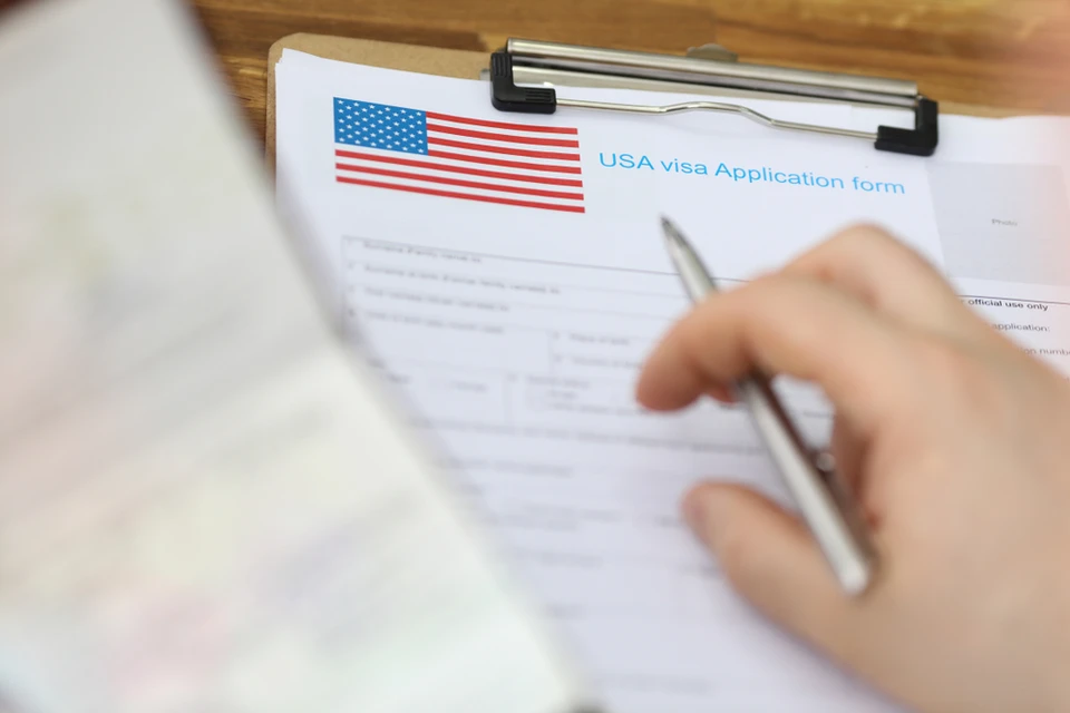 С 3 ноября абсолютно все пассажиры, прилетающие в США или следующие через эту страну транзитным рейсом, будут обязаны при вылете туда предъявлять новый документ. Фото: H_Ko/Shutterstock/Fotodom
