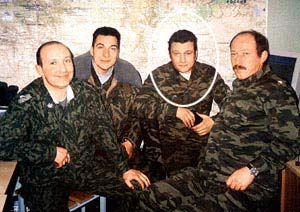 Майор Солдайкин (второй справа) в Чечне. Он пока не знает, что война - еще не самая нелепая штука...