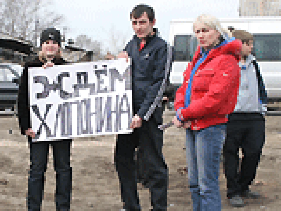 - Отмените карнавал! Продайте жирафов! Поживите сами в той общаге, куда нас спихнуть хотите!, - гремела толпа.
