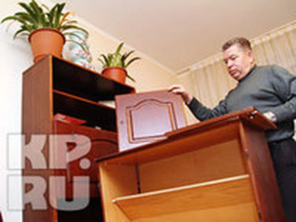 Это часть от старой советской стенки с грохотом упала во время очередных толчков в квартире.
