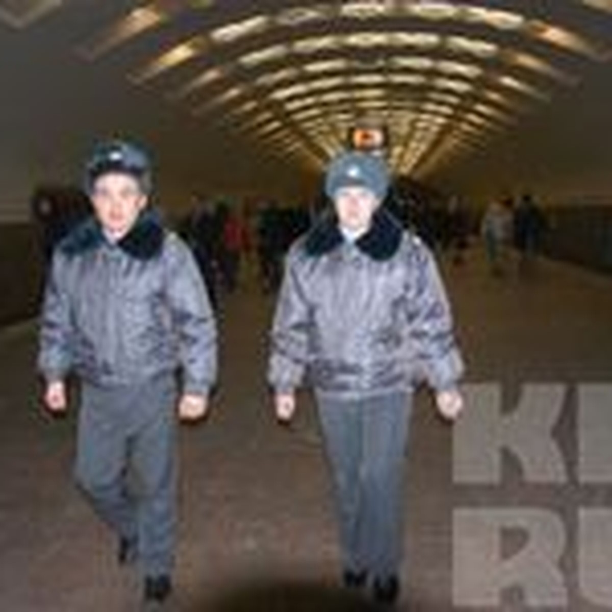 Нам что, больше заботы нет, чтобы не пускать в метро без штиблет? - KP.RU