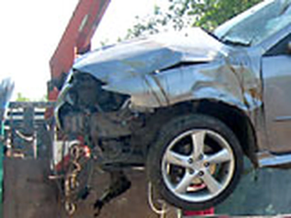 Пьяный милиционер врезался в людей на остановке