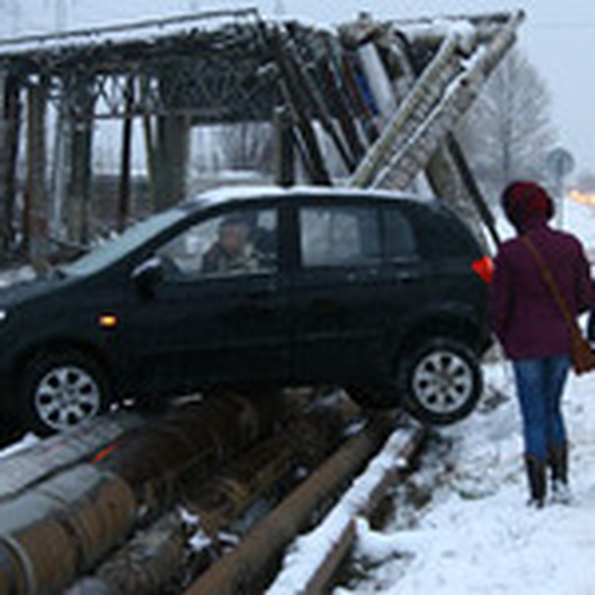 В Нижнем Новгороде блондинка припарковалась на трубах теплотрассы - KP.RU