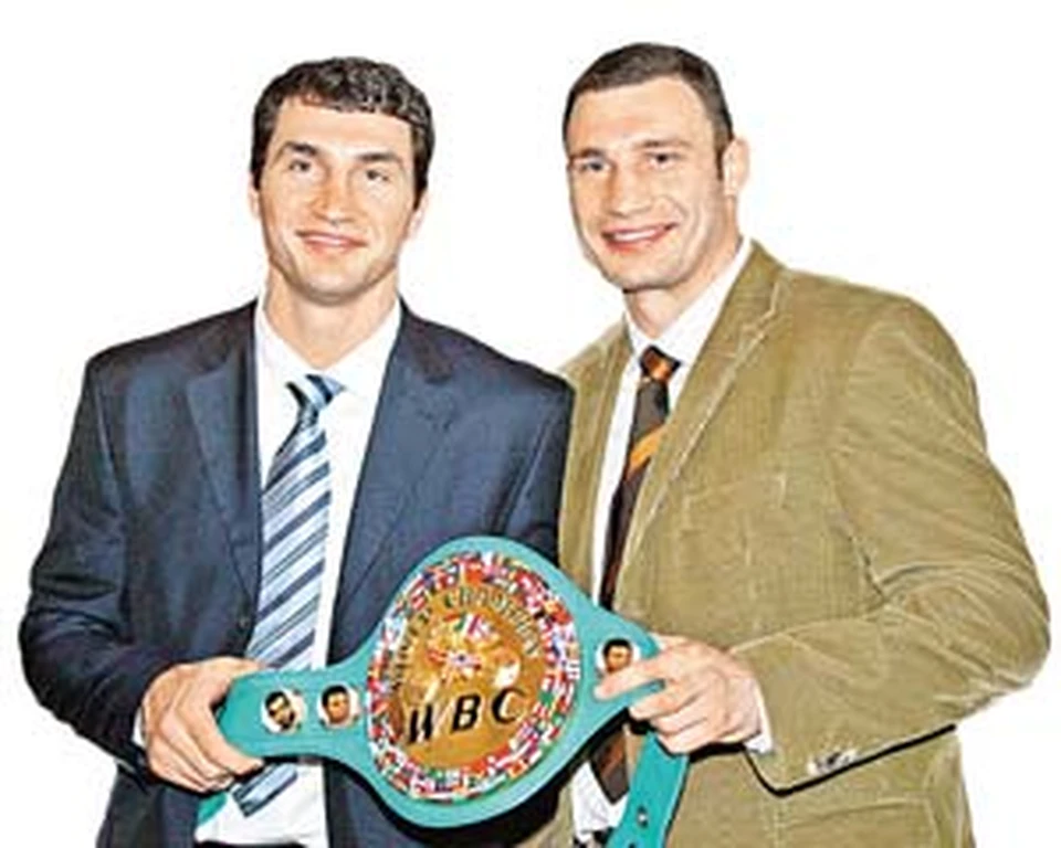 Рыцарям ринга Виталию (справа) и Владимиру к лицу как элитные костюмы от «Хуго Босс», так и чемпионский пояс.
