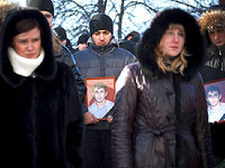 Друзья убитого в Самаре студента-армянина вышли на улицы с его фотографией