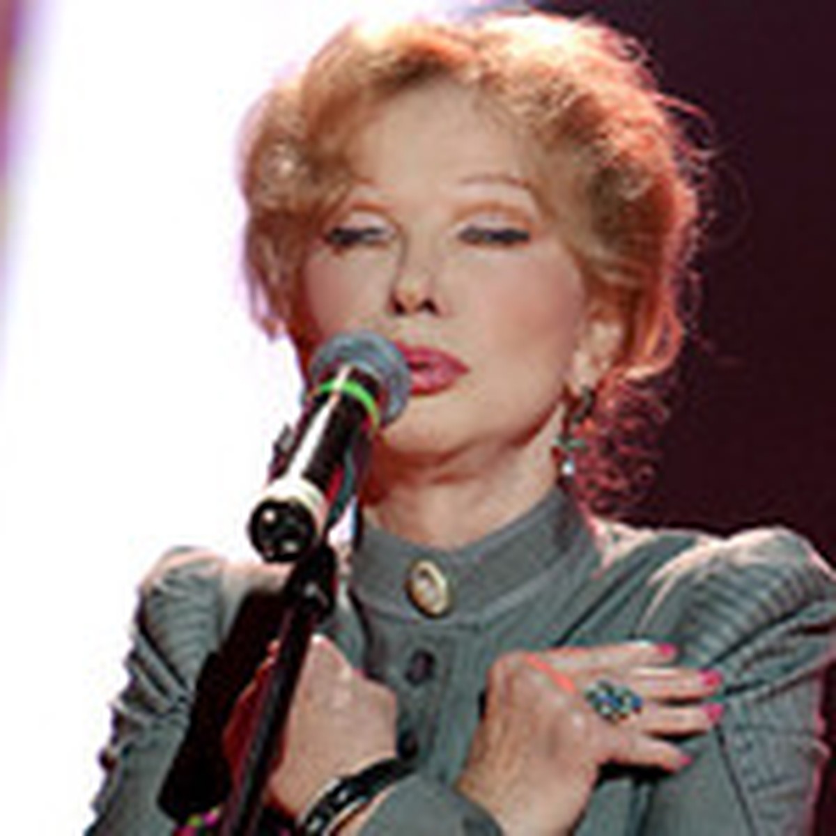 Үлкен сиқыр Әйел көп адаммен еркекті алдайды