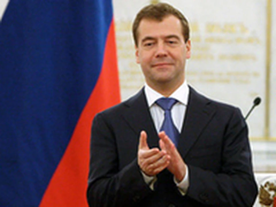 Награда медведеву. Награды Медведев д.н. Медведев награждает артистов. Медведев награждает Мордовспирт. Медведев награждает Мордовспирт Сидоров.