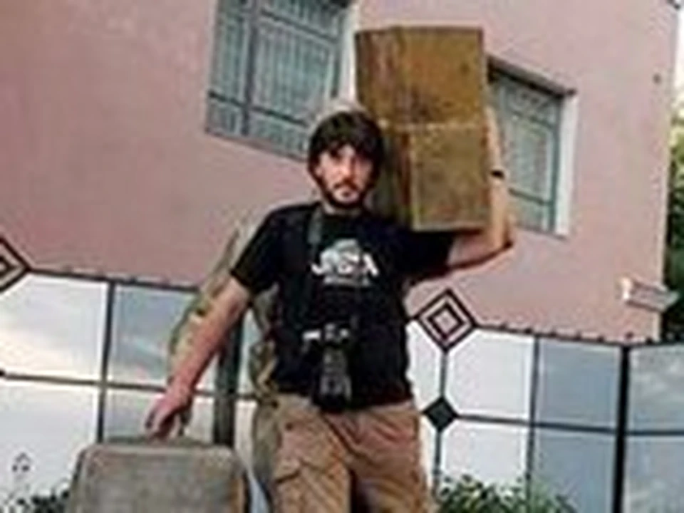 Артемий Лебедев сфотографировался рядом с памятником "челноку" и съездил в Китай.