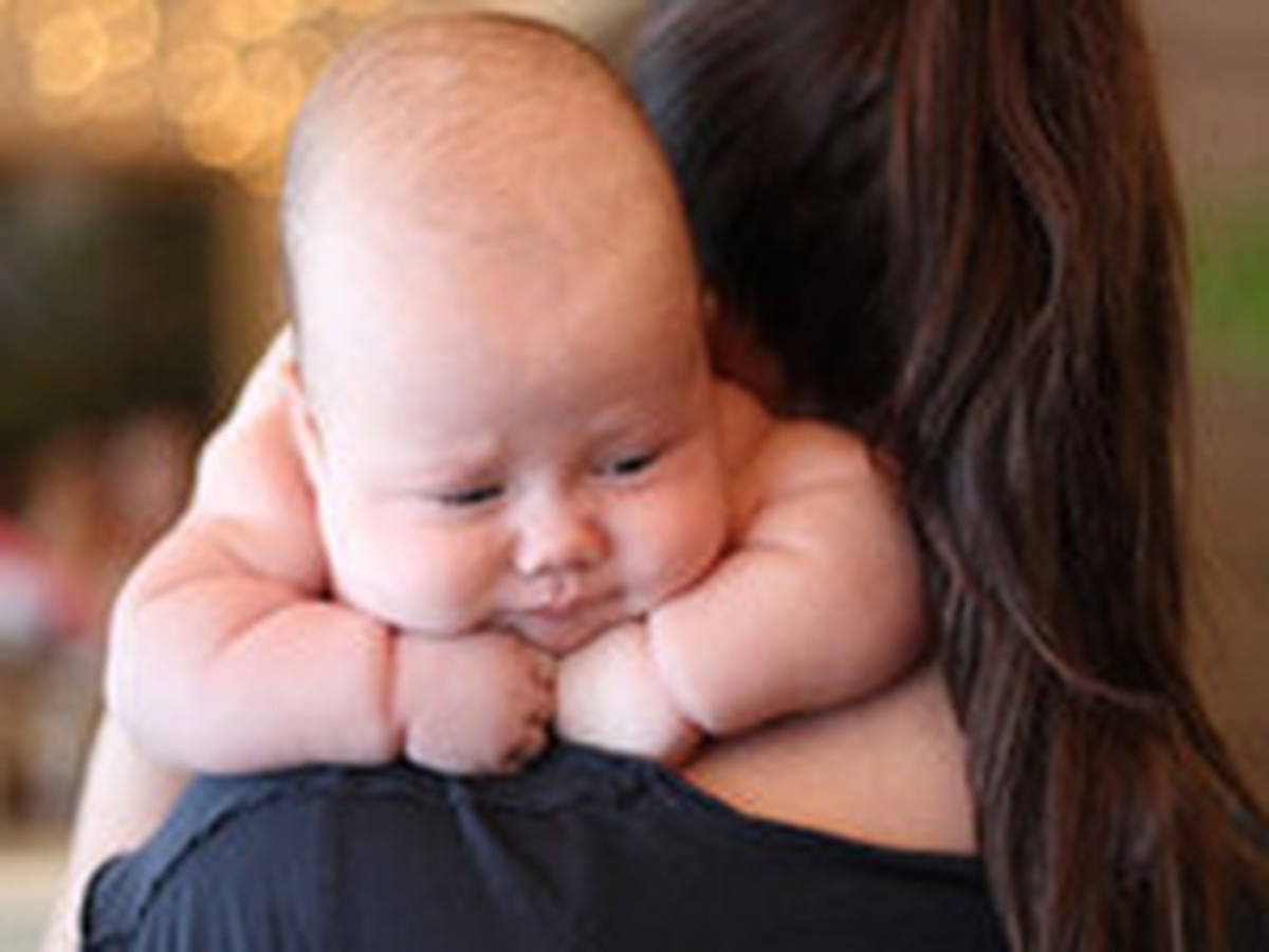 Убаюкивающая мать. Малыш пукает грудничком. Румайза Шейк самый крохотный ребенок. Как помочь ребенку пропукаться новорожденному. Новорожденный много пукает