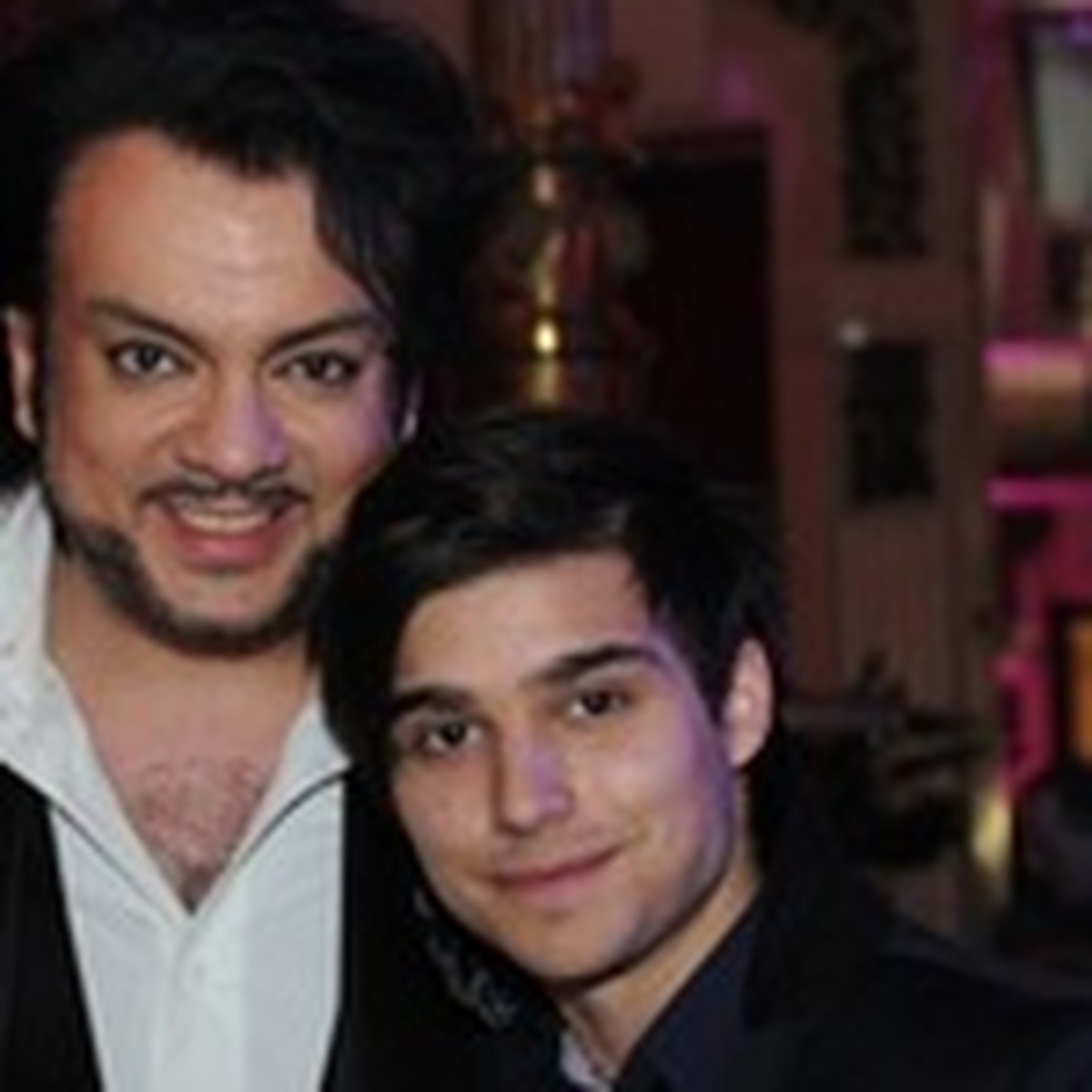 Аққұбалармен ресейлік порно видеоларды қараңыз Олар күйеуін байлап, әйелін ұрып тастады (фото)