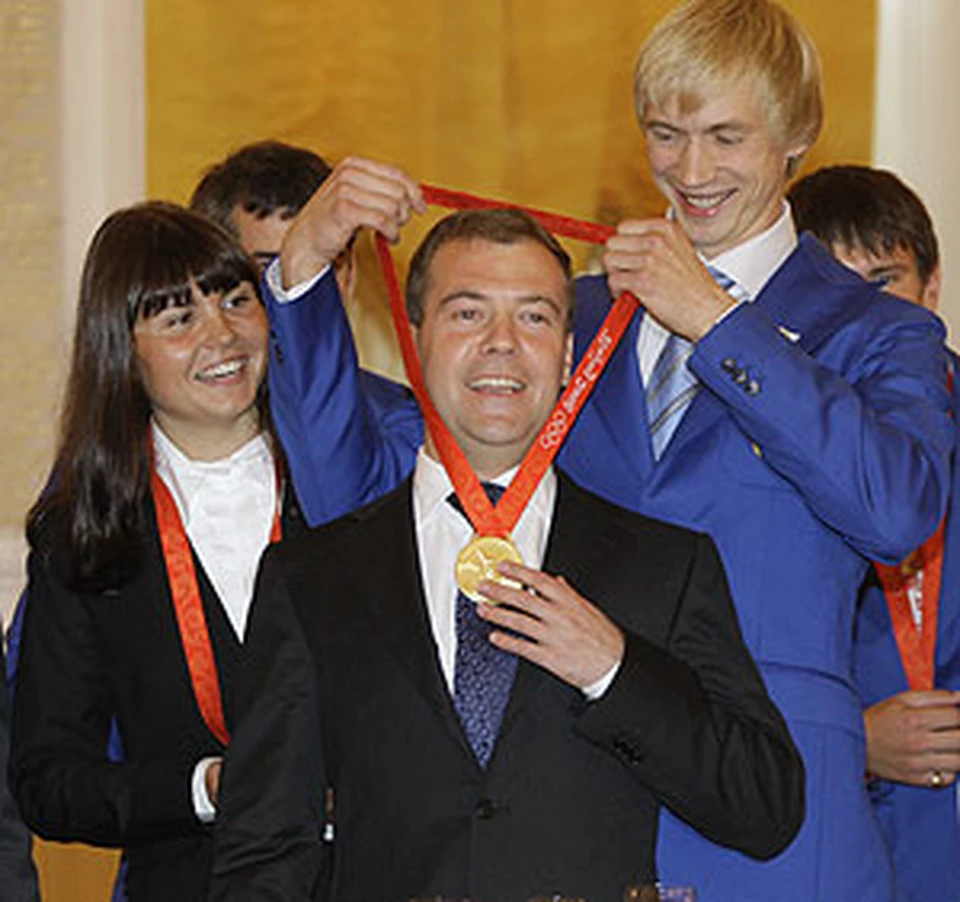 Чемпион по прыжкам в высоту Андрей Сильнов примерил на президента олимпийское «золото».