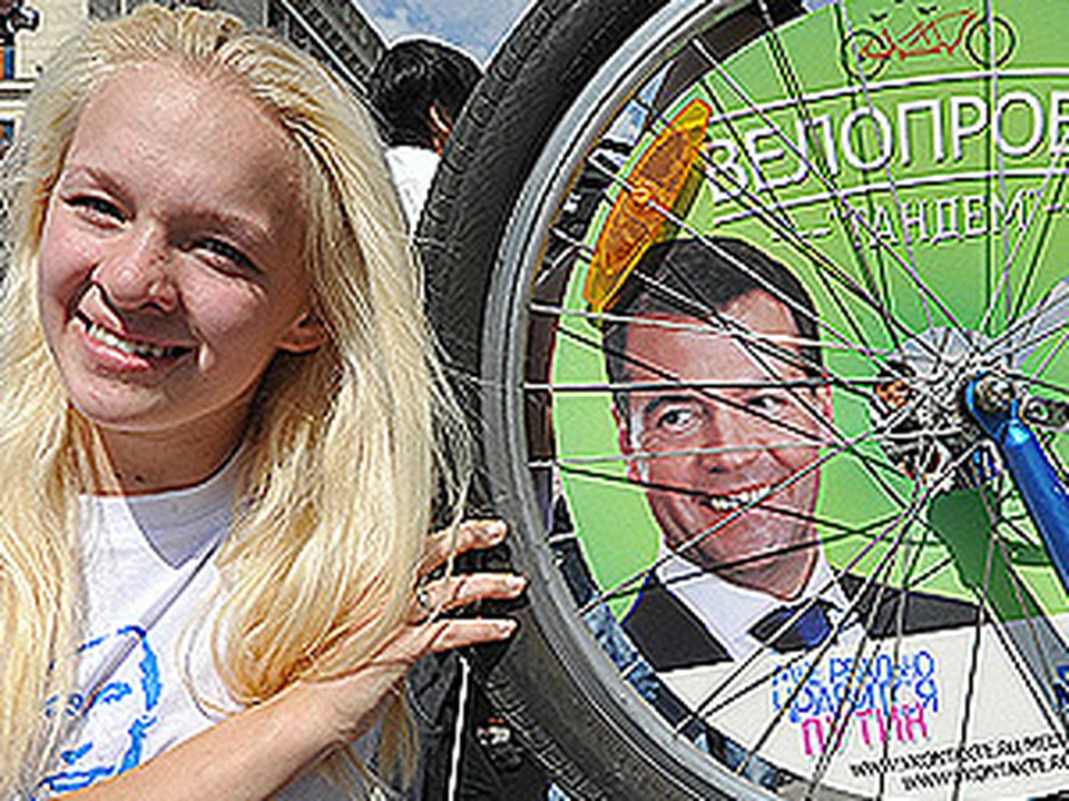 Поклонники Медведева и Путина начали велопробег на тандемах