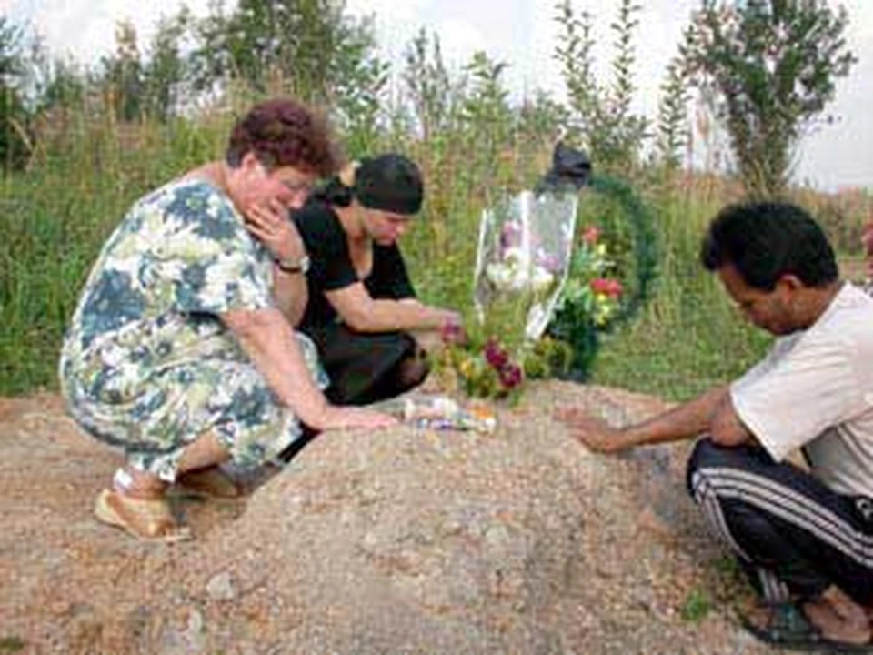 На могилке Амирчика: бабушка, мама Галя и папа Миту.