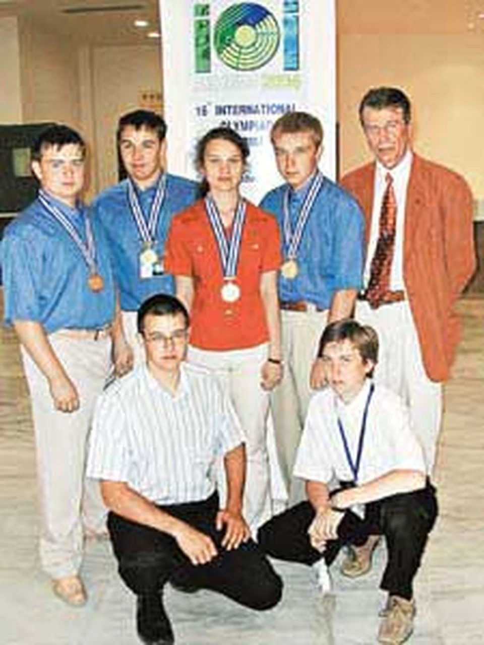Саша Зыкова в окружении кавалеров-победителей (верхний ряд, слева направо): Виталия Гольдштейна, Жени Шавлюгина, Кирилла Батузова, научного руководителя команды Владимира Кирюхина. В нижнем ряду тренеры Миша Мирзаянов и Витя Матюхин (слева направо).