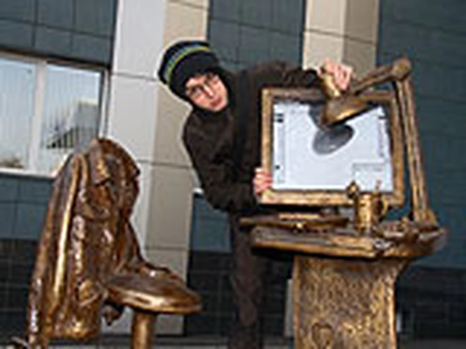 В Красноярске появился памятник дизайнеру