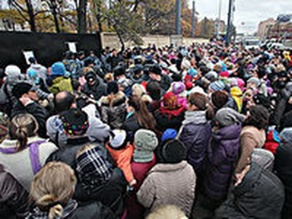 Есть ли очереди. Очередь к поясу Богородицы в Москве 2011. Очередь пояс Пресвятой Богородицы. Очередь к Ванге. Монахи в очереди.