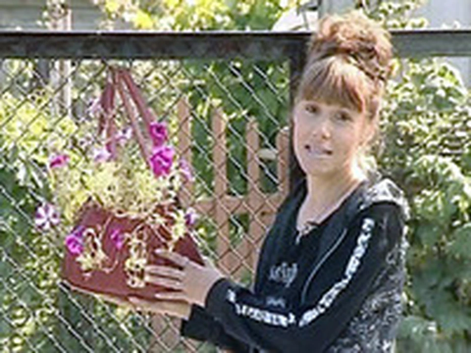 Цветник из пня и лебедь из покрышки