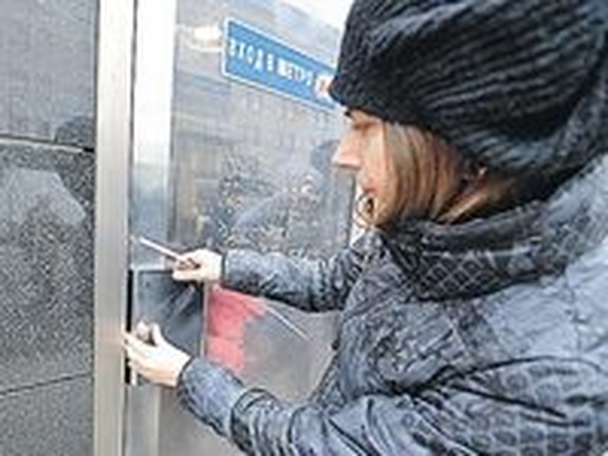 В метро девушка получила травму руки - KP.RU