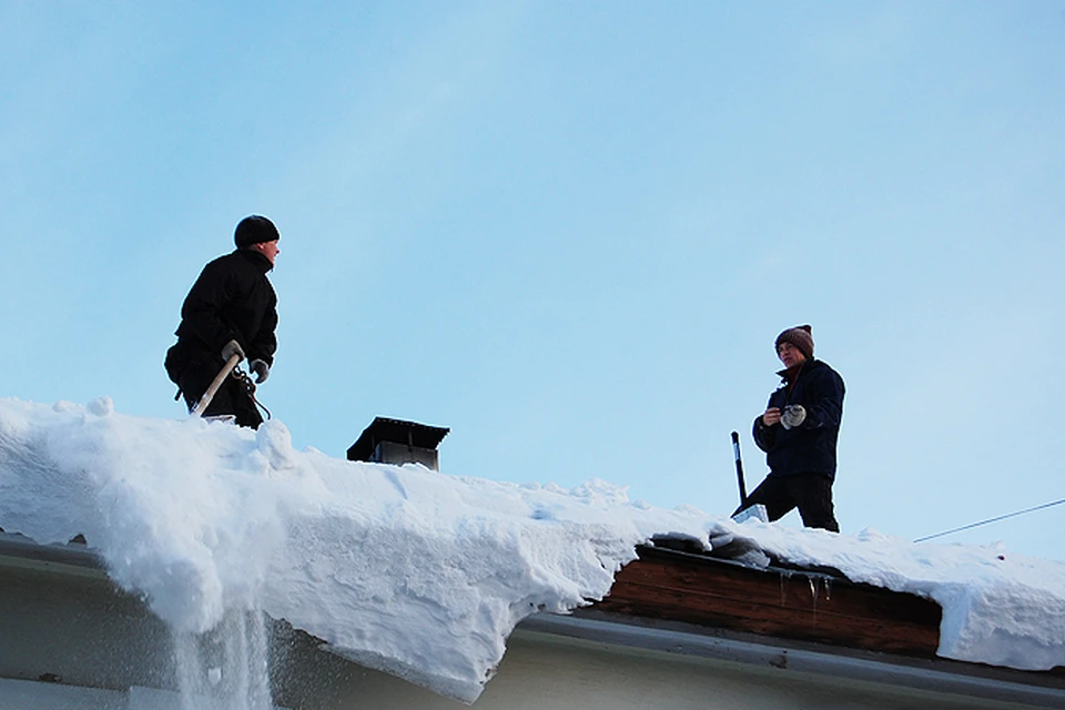 Снег с крыш должна убирать управляющая компания. По правилам, через четыре часа после окончания снегопада.
