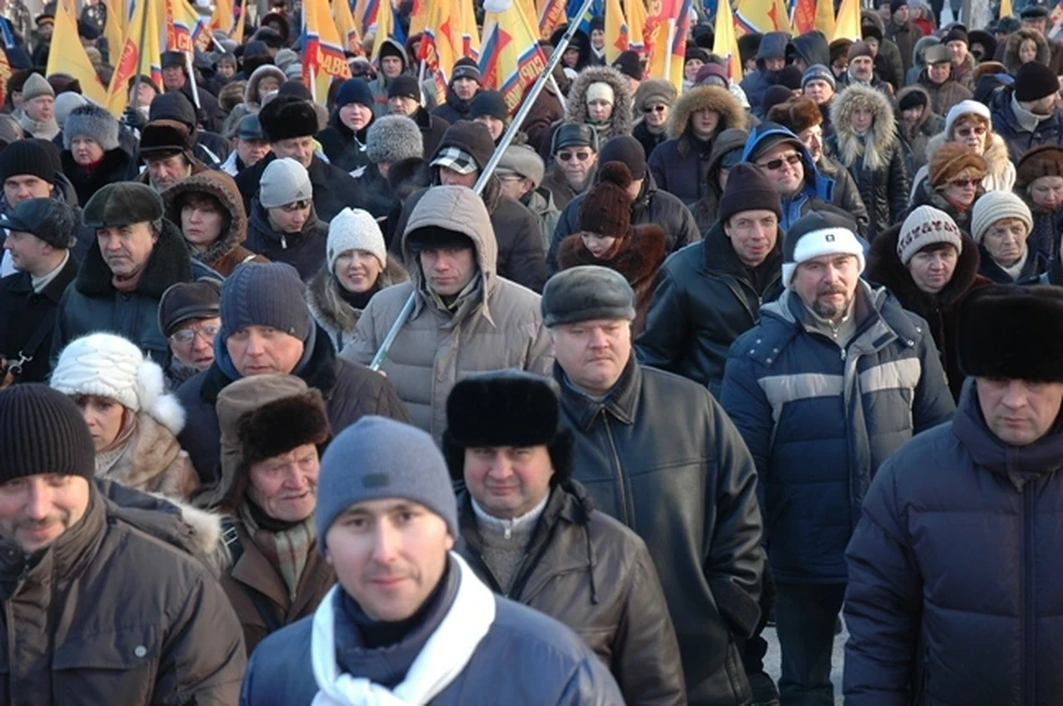 Чтобы не замерзнуть, митингующие в Саратове надели валенки, пили глинтвейн и играли в бадминтон