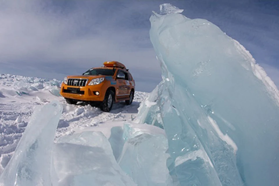 Машины «Экспедиции-Трофи» шли от Владивостока через льды Байкала (на фото) и Уральские горы...