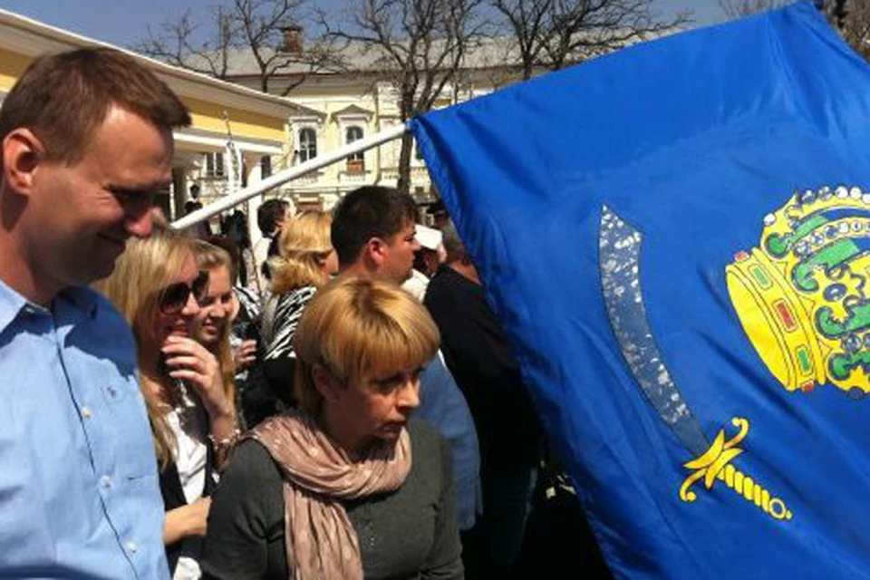 Алексей Навальный по прилете в Астрахань сразу оказался в центре внимания.