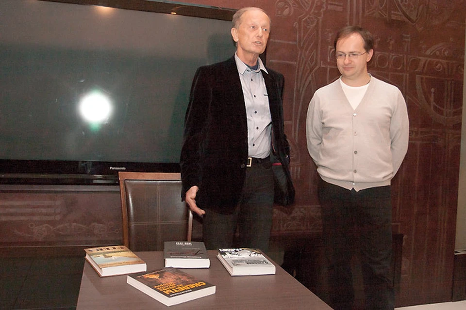 Михаил Задорнов представил писателя и историка Владимира Мединского рижской публике, собравшейся в зале гостиницы «Рига» в центре латвийской столицы.