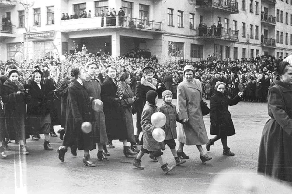 А это первомайская демонстрация в Мурманске в 1958 году.