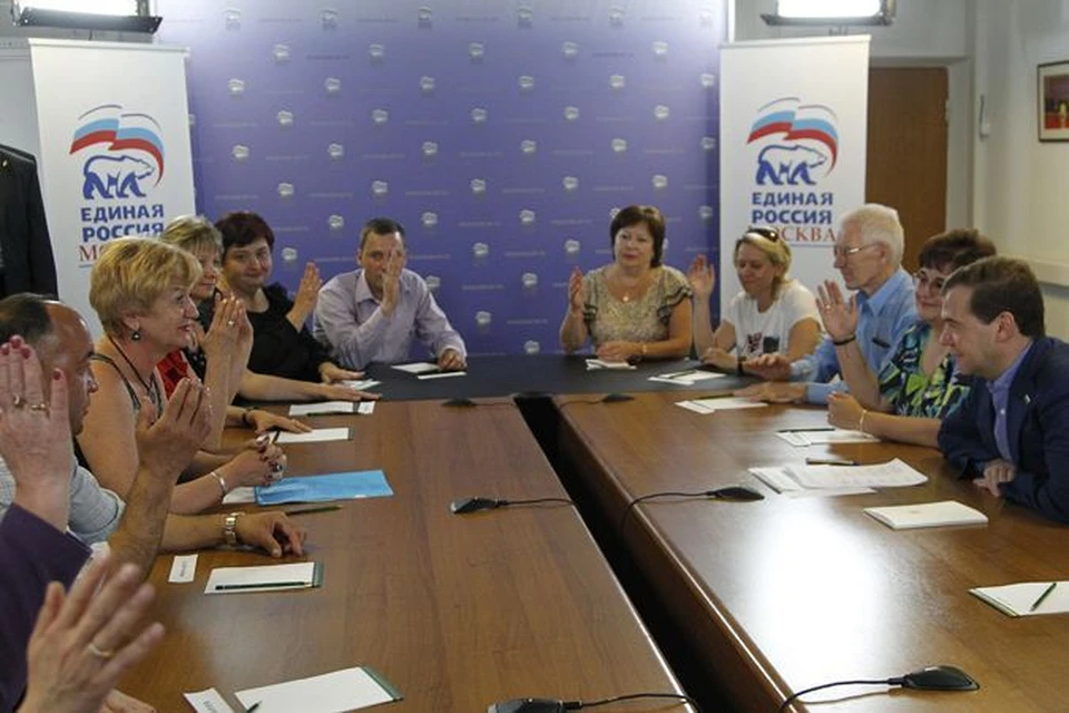 Медики из района Раменки проголосовали за своего нового товарища по партии Дмитрия Медведева единогласно.