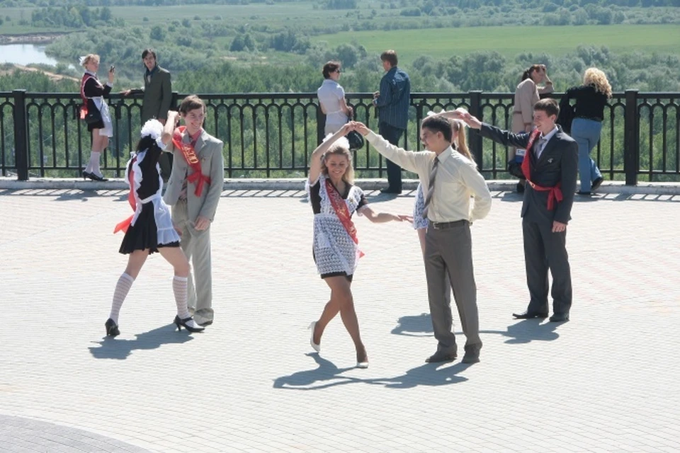 Во Владимире есть многолетняя традиция - выпускницы приходят на праздник последнего звонка в коричневой школьной форме советского образца с белым фартуком.