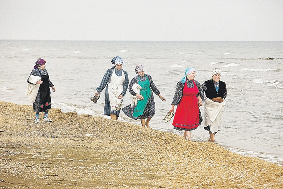 Наши артистки, впервые увидевшие в Баку море, накануне конкурса спокойно прогуливались вдоль берега и собирали ракушки.