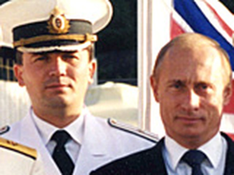 Один из офицеров Михаил Никитенко, был старшим помощником командира президентской яхты Путина «Кавказ».