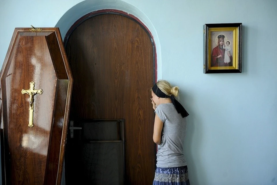 Родственники Петра Остапенко оплакивают его в Храме Святой мученицы Татьяны