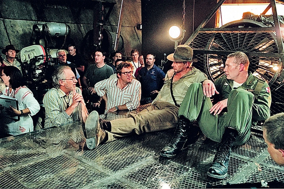 Рабочий момент съемки «Королевства хрустального черепа». Спилберг объясняет Форду и Жижикину, что делать в эпизоде с ракетой.