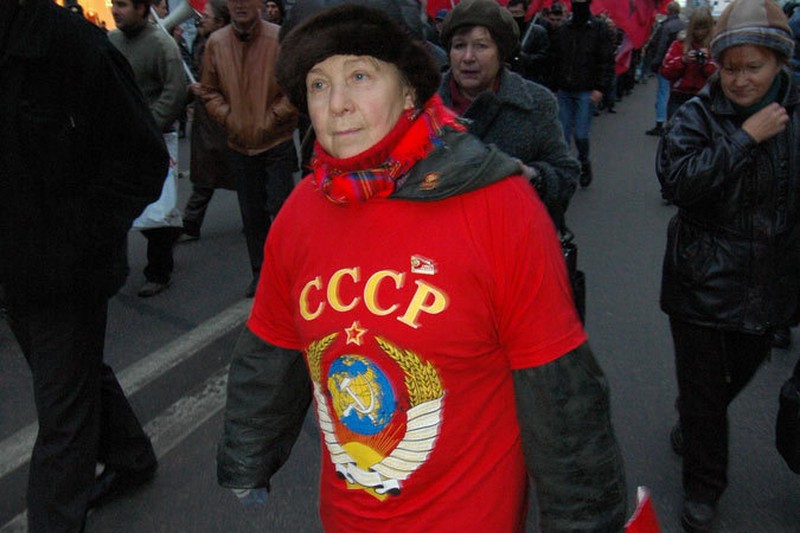 Носить майки с изображением серпа и молота можно. Если это не аляповатый рисунок на всю грудь, а аккуратный, качественно сделанный!