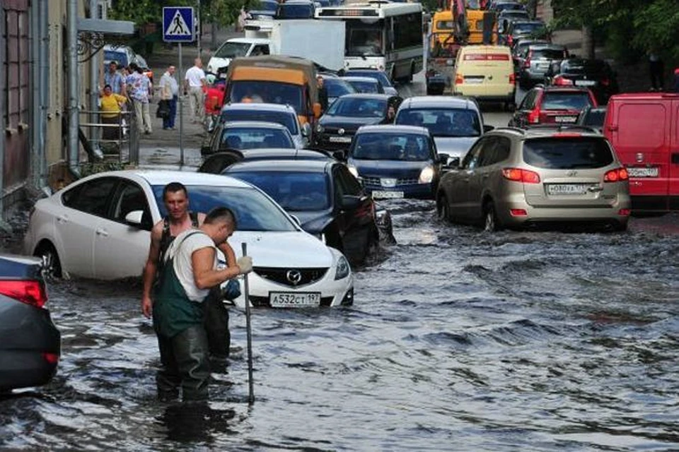Москва в минувшую пятницу: на некоторых улицах потоки воды двигали
с места легковушки. Например, на улице Лобачика в Сокольниках (на фото).