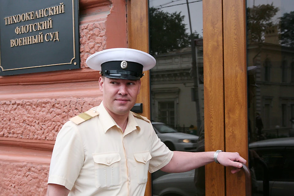 Дмитрий Гробов, которого сначала обвинили в ЧП на полодке Нерпа, а потом опрадали, снова совмещает службу и суды