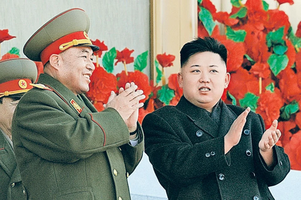 А еще совсем недавно - на февральском военном параде - молодой вождь Ким Чен Ын и его верный вице-маршал Ли Ен Хо, как говорится, были одной командой.